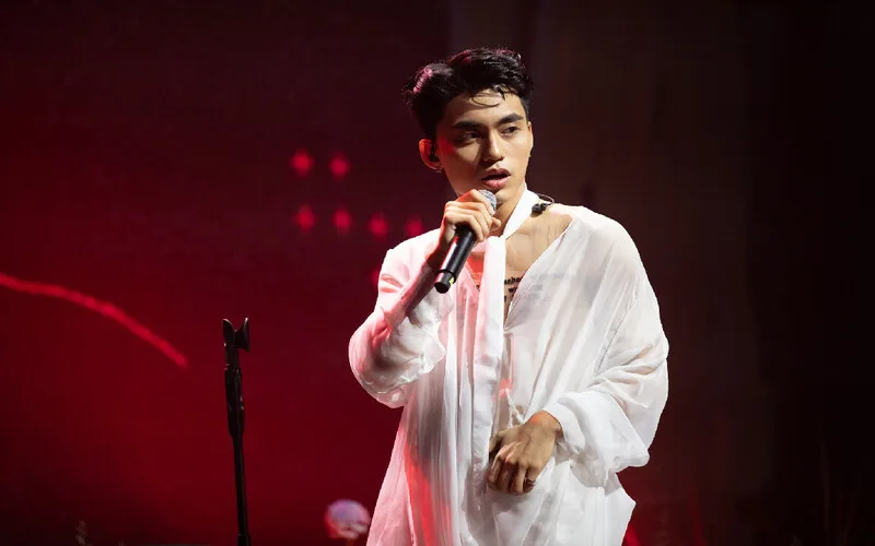 tieu su mono tu cai bong cua anh trai den hien tuong pop doc ban