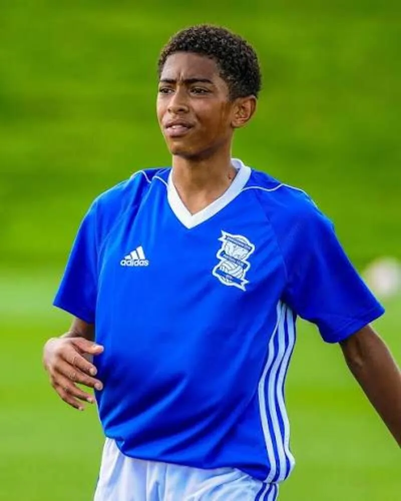 Birmingham City là nơi Bellingham trưởng thành từ học viện và ra mắt đội một khi mới 16 tuổi