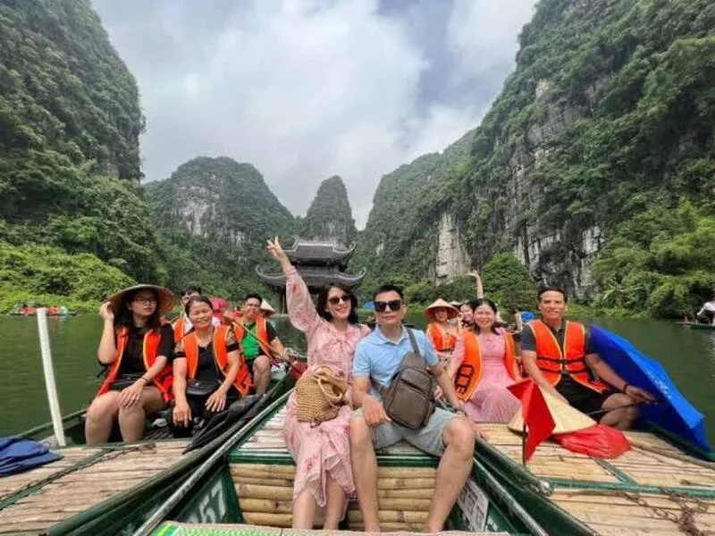 Hành trình thuyền Tràng An đưa du khách qua thung nước, hang động và các điểm văn hóa giữa núi đá vôi.