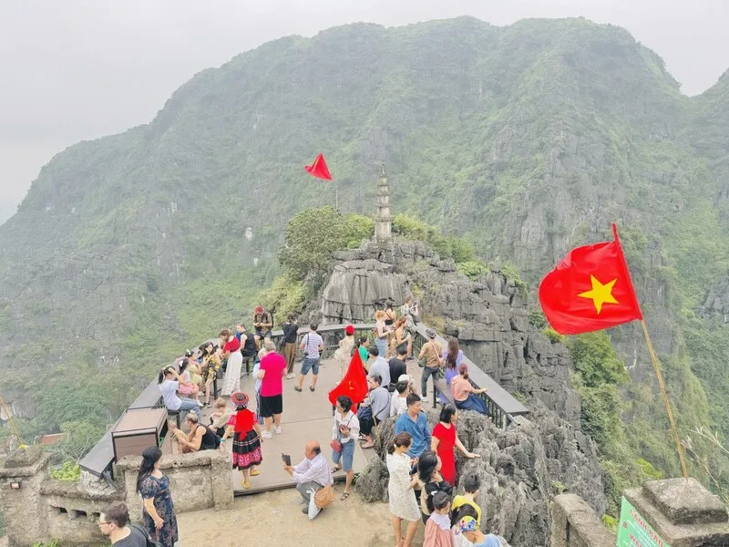Từ điểm cao Hang Múa, du khách có thể quan sát sông Ngô Đồng, đồng ruộng và vùng núi Tam Cốc.