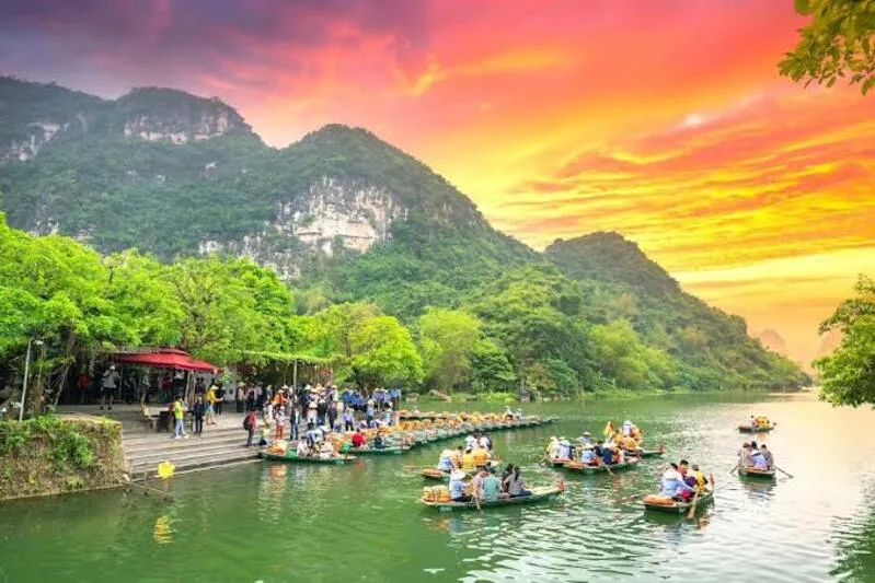 Tam Cốc mang đến trải nghiệm thuyền giữa sông Ngô Đồng, cánh đồng và những khối núi đá vôi.