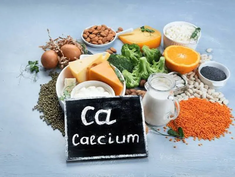 Canxi là khoáng chất thiết yếu của xương; không nên tự loại bỏ toàn bộ thực phẩm giàu canxi khi đang hồi phục.