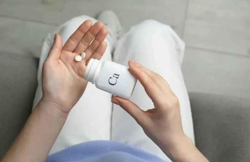 Ba sai lầm phổ biến là kiêng quá nhiều thực phẩm giàu đạm, phụ thuộc vào nước hầm xương và tự dùng nhiều viên bổ sung.