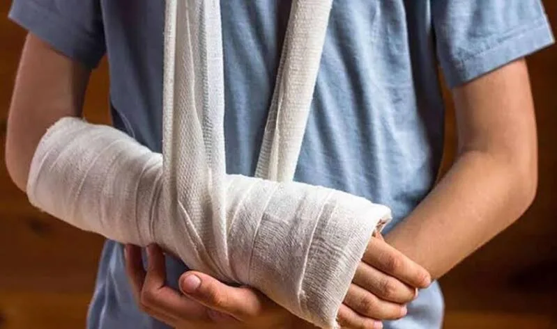 Đau tăng, bó bột quá chật, tê rần hoặc sưng nhiều phía dưới bó bột là những dấu hiệu cần liên hệ cơ sở y tế.