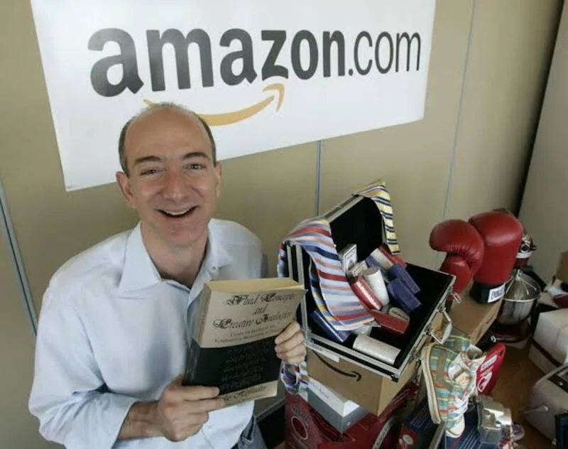 Jeff Bezos phát triển Amazon từ một cửa hàng sách trực tuyến thành hệ sinh thái bán lẻ, logistics, thiết bị số và điện toán đám mây.