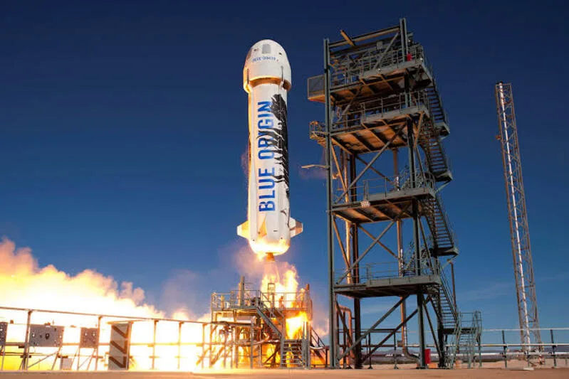 Amazon phát triển bằng chu kỳ thử nghiệm nhanh, trong khi Blue Origin phải đối mặt với yêu cầu kỹ thuật, vốn và an toàn nghiêm ngặt hơn.