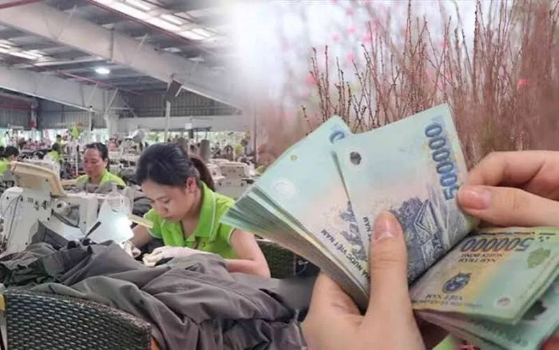 Người đi làm vào ngày lễ, Tết được hưởng tiền làm thêm theo quy định, tách biệt với khoản thưởng Tết của doanh nghiệp.