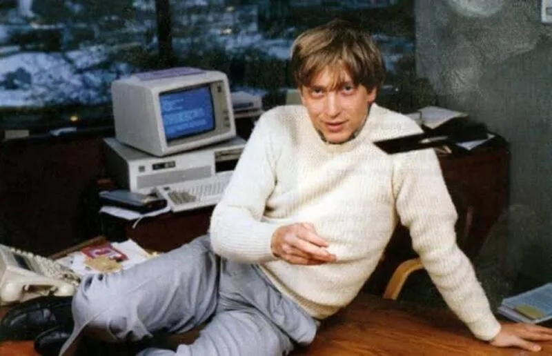 Bill Gates rời Harvard sau khi nhận thấy cơ hội rõ ràng từ thị trường phần mềm máy tính cá nhân đang phát triển.