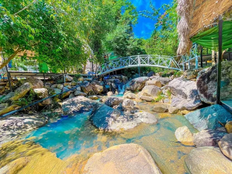 Hồ nước xanh và khung cảnh hoang sơ giúp Tuyệt Tình Cốc trở thành điểm check-in được yêu thích.