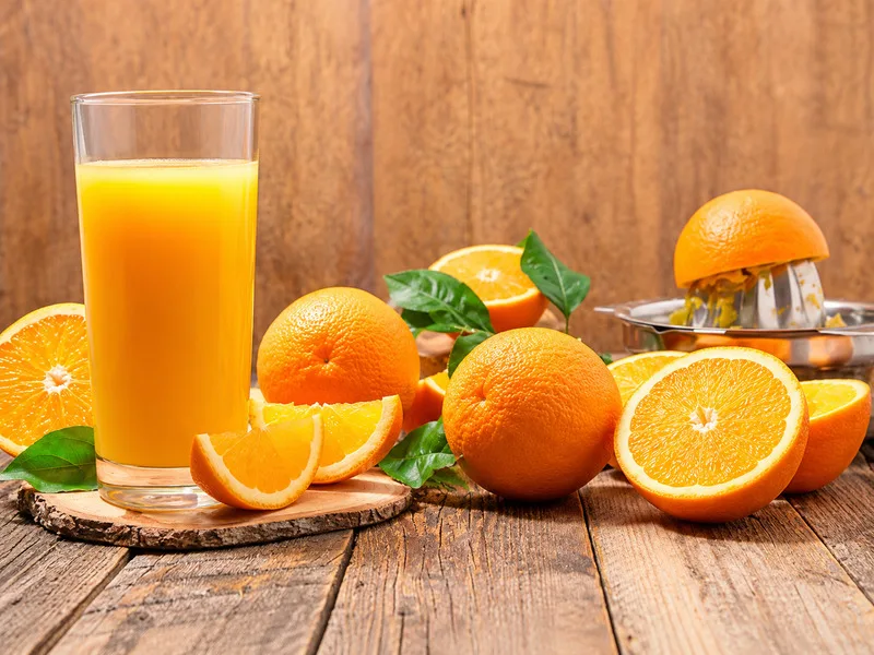 Cam nguyên quả thường có lợi thế hơn nước cam nhờ giữ lại nhiều chất xơ tự nhiên và giúp kiểm soát khẩu phần tốt hơn.
