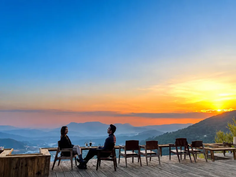 Ngồi cà phê ngắm thung lũng chuyển màu lúc hoàng hôn là một trải nghiệm thư giãn đặc trưng của Đà Lạt.