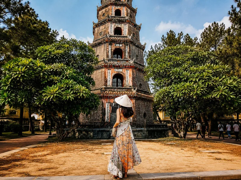 Chùa Thiên Mụ và tháp Phước Duyên nổi bật bên dòng sông Hương yên bình