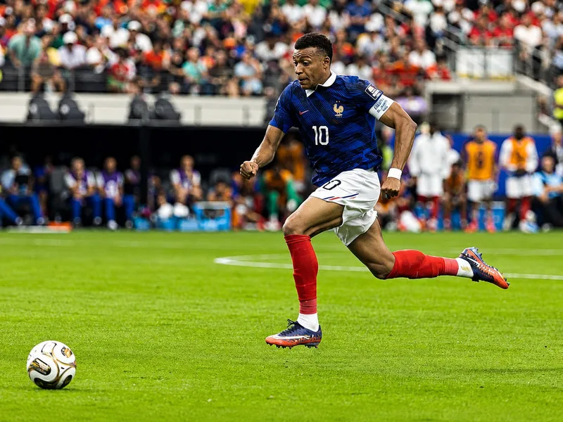 Tốc độ ở quãng ngắn và quãng dài giúp Mbappe tạo khác biệt trong các tình huống chuyển trạng thái