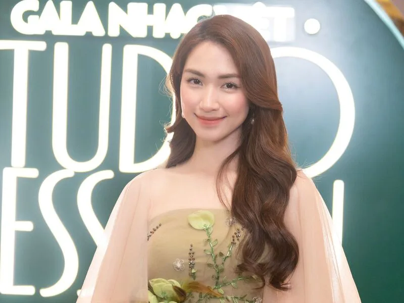 Hòa Minzy tên thật là Nguyễn Thị Hòa, sinh ngày 31/5/1995, quê tại Bắc Ninh